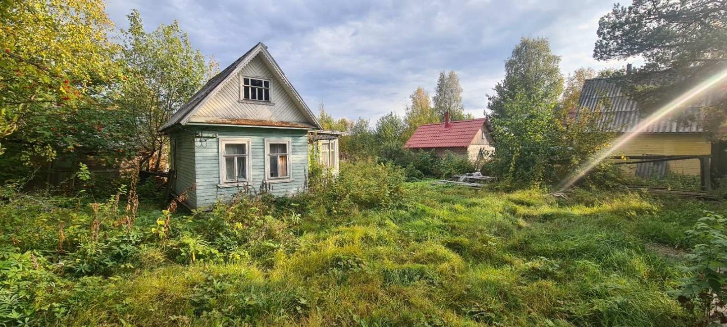 Продам дачу в СНТ Ягодник 26 линия, метров 200 по дороге от реки. На участке 4,7 соток, сухой высокий, не топит, расположен дом ровный из бруса, обшит вагонкой, крыша шифер, есть небольшой чердак, железная печка, на участке баня новая из бруса, крыша бани и сарая из металлочерепицы, сарай под инве