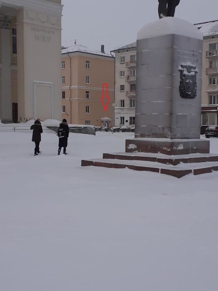 Сдается нежилое помещение в аренду площадью 33 кв.м. сталинский дом с высокими потолками по адресу: Наб. Северной Двины дом 95 корпус 2. На 1-ом этаже с  отдельным входом аренда 30 т.р. в месяц + вода и электричество отдельно. в доме ремонт фасадов ,  Два больших окна с установленными металлическими