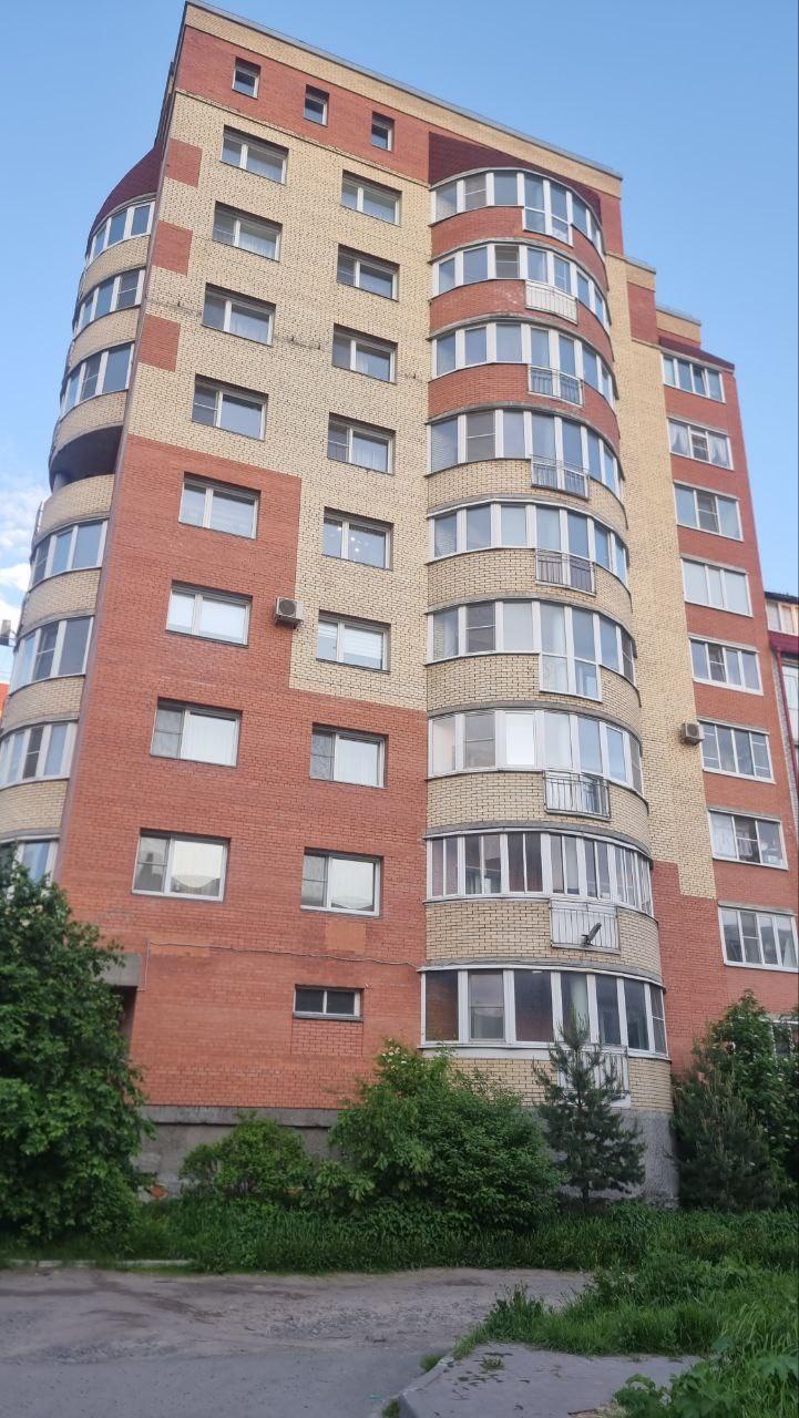 На прямой продаже евро-3х комнатна квартира в кирпичном доме индивидуальной постройки 2011 года, в доме ТСЖ всего 44 квартиры в доме,закрытая территория,квартира в отличном состоянии, комнаты и с/у раздельные,остаётся мебель и техника. Звоните отвечу на интересующие вопросы,показы в удобное время. Т