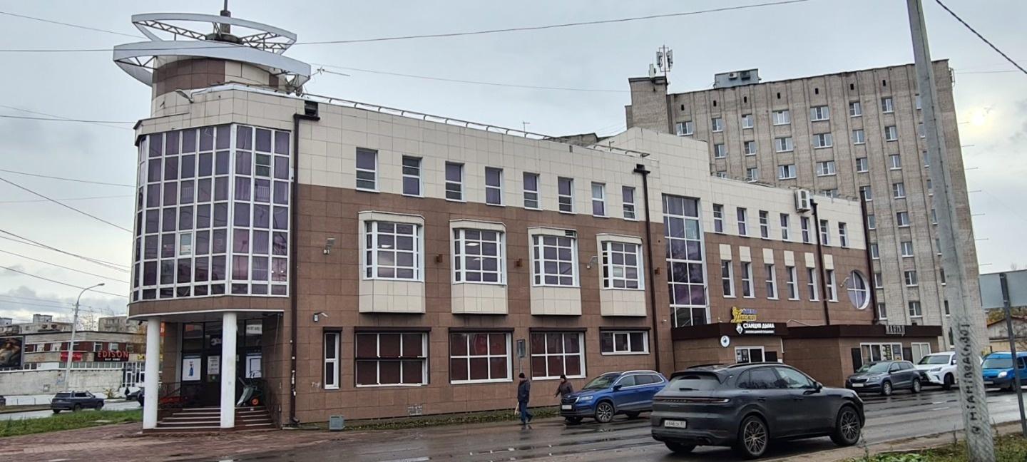 Предлагаем Вашему вниманию рассмотреть вопрос приобретения 4х этажного здания (3 этажа+ цоколь ) действующего Торгового Центра , расположенного по адресу: г. Архангельск, ул. Тимме, дом 29. Объект представляет собой здание 2011 года постройки, общей площадью 2200 кв. м. кадастровый номер 29:22:04061