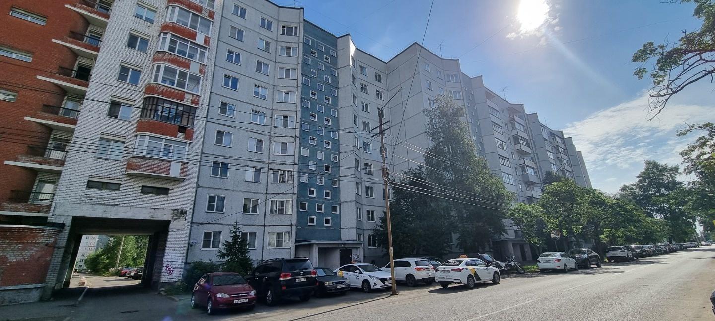 На продаже 2-комнатная квартира 93 серии в панельном доме 1987 г. п., площадью 50.2/30.4/7.7 кв.м. по адресу: ул. Карла Либкнехта, д. 18. Квартира расположена на втором, комфортном этаже, окна выходят в тихий двор на солнечную сторону! Квартира в хорошем состоянии, на окнах стеклопакеты, лоджия заст