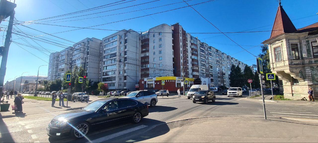 Продается просторная 3-комнатная квартира в самом центре города — на проспекте Ломоносова, 131. Квартира расположена на 3-ем этаже 9-ти этажного панельного дома улучшенной планировки 95 серии. Общая площадь квартиры — 73,4 кв. м.
цена снижена:8790 000р (120 000 руб/кв.м.)
В шаговой доступности крупн