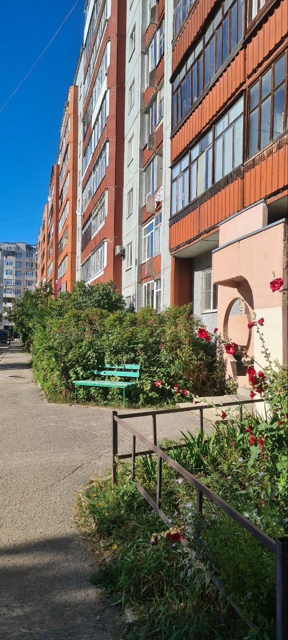 Продается просторная 3-комнатная квартира в самом центре города — на проспекте Ломоносова, 131. Квартира расположена на 3-ем этаже 9-ти этажного панельного дома улучшенной планировки 95 серии. Общая площадь квартиры — 73,4 кв. м.
цена снижена:8500 000р (117 000 руб/кв.м.)
В шаговой доступности крупн