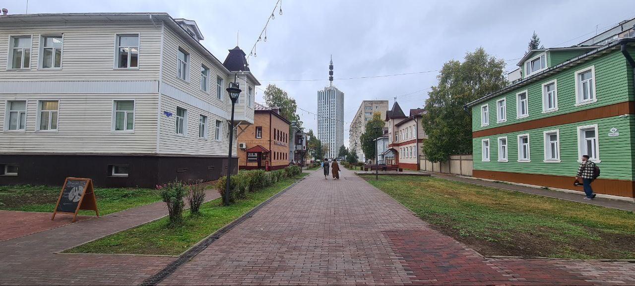         Продается ТАУНХАУС,  используется сейчас под жилье: жилые апартаменты, возможно использовать как под жилье для семьи так и под любой вид коммерческой деятельности (гостиница, офис, магазин, стоматология и прочее, без ограничений)   с отдельным ВХОДОМ в самом центре г. Архангельска, на проспе