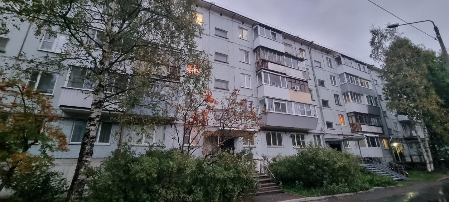 На прямой продаже 1-комнатная квартира по адресу: улица Розы Люксембург, д. 37, расположенная на 4 этаже 5 этажного панельного дома 1975 года постройки. Общая площадь 31 кв. м., жилая 17.4 кв. м., кухня 5.5 кв. м., санузел совмещенный, балкон. Состояние квартиры хорошее, остается вся мебель и техник