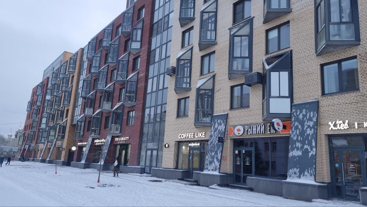 На прямой продаже евро-2х комнатная квартира в одном из лучших ЖК Архангельска, общей площадью 51.7 кв.м Состояние отличное, из квартиры открывается отличный вид на реку  Северную двину, остаётся вся мебельм техника. Один взрослый собственник, более 5 лет. В шаговой доступности: магазины,остановки,