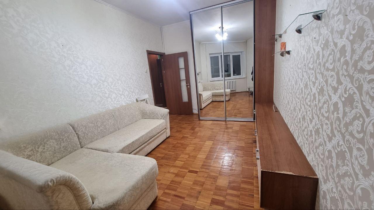 На прямой продаже 3х комнатная квартира 93 серии,в обычном состоянии ( можно заехать и жить ) Вся мебель на фото остаётся, отличный район для проживания, в шаговой доступности: школа,садик,магазины остановки,бассейн  Водник, Стадион  Динамо набережная. Документы готовы,3 взрослых собственника, н