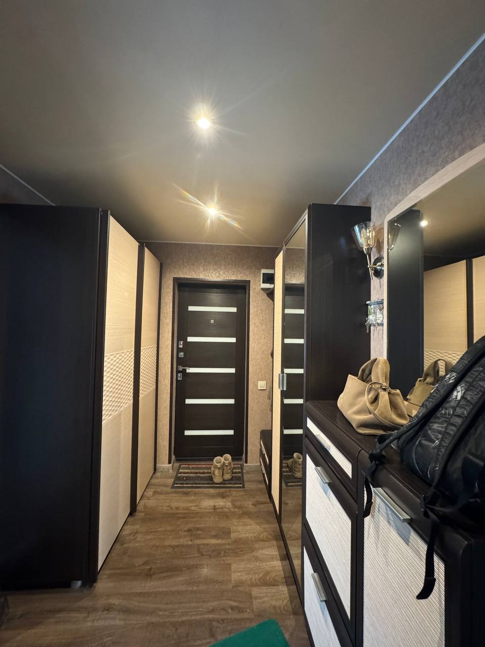 Продается 2х комнатная квартира в черте Города Архангельск, Октябрьский округ Кегостровский ЛДК, дом 40, на 1-м этаже 2-х этажного дома. 2 200 000 рублей (за полностью благоустроенную квартиру) 
       В доме сваи бетонные, отопление центральное, холодная, горячая вода, печь осталась можно пользоват