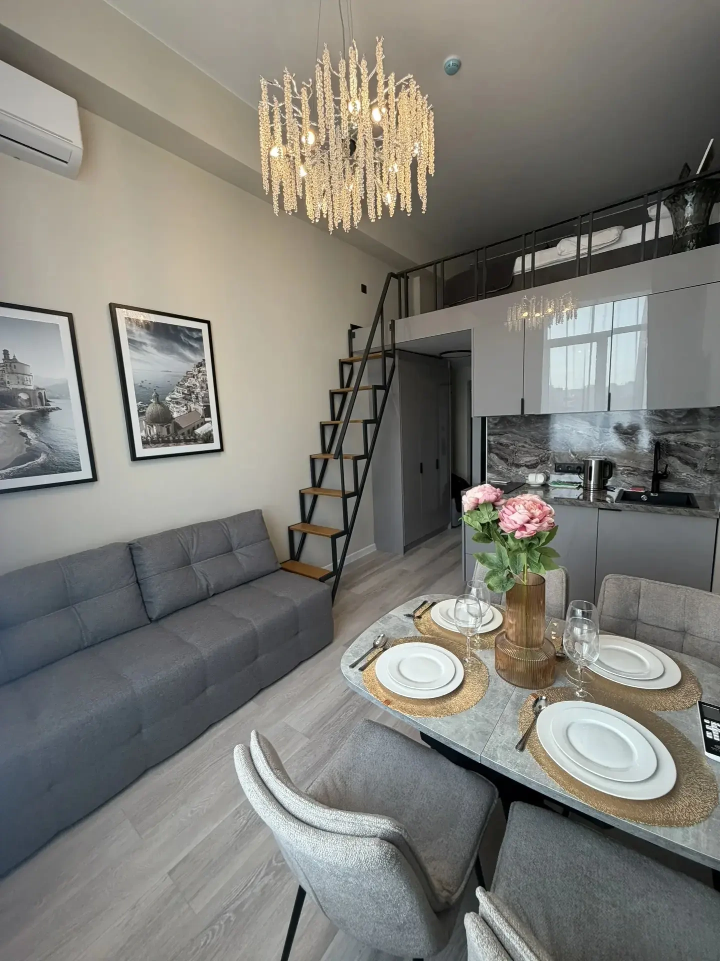 На продаже одно из лучших предложений в Москве, 2х уровневые апартаменты с названием WOW.Аparts отель, сделан качественный ремонт, комплектация на 100% от « ложки до всей необходимой мебели» площадь только 1 эт. 16.5 кв.м Всё новое , ни кто не проживал. Отличный вариант как для инвестиций так и для 