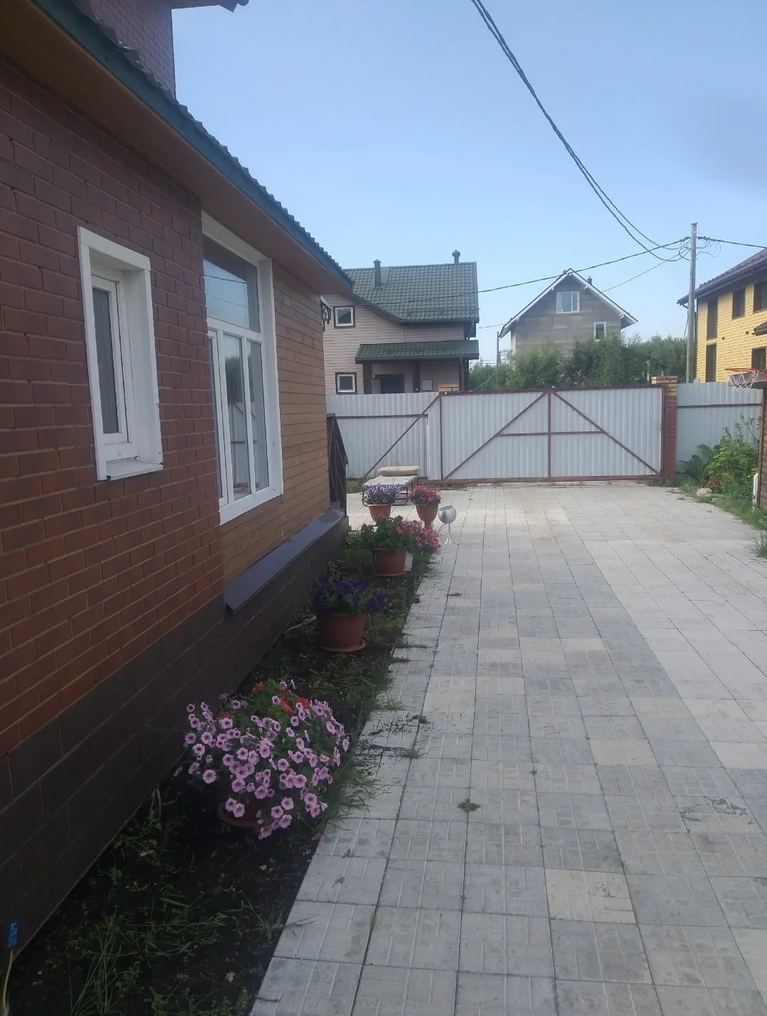 Продам 1/2 дома и земельного участка в коттеджном посёлке « Беломорский» порядок пользования определён, отличная локация для загородной жизни,замечательные соседи. Дом для круглогодичного проживания, фундамент : «подушка»и плиты, обвязка дома из бруса 200×200 а стены из пенобетона, центральный водоп