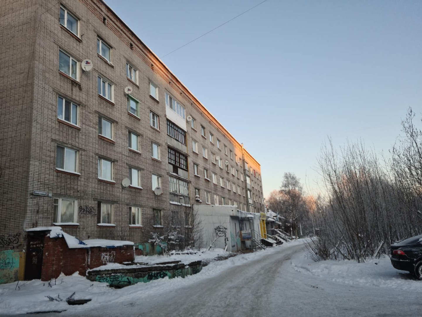Продается нежилое помещение в самом центре Города Архангельск, перекресток ул. Котласская  и ул. Северодвинская дом 63(рядом с пр. Обводный канал)  на 1- м этаже 5-ти этажного  кирпичного дома. Два основных выхода на разные стороны дома. Год постройки дома 1968 г.
        Общая стоимость 8000 000  р