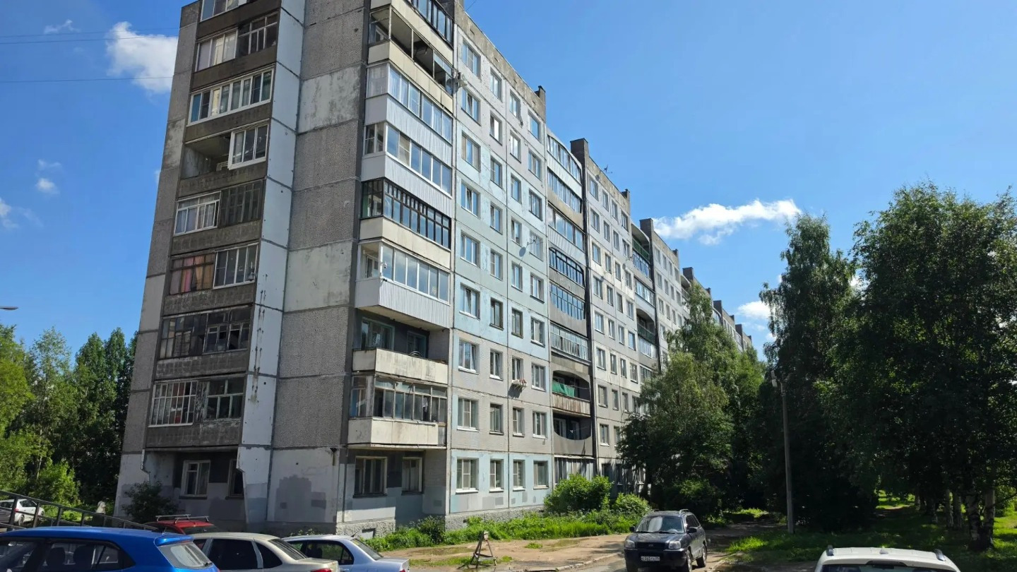 На прямой продаже 2х комнатная квартира с отдельным тамбуром, комнаты раздельные ( распашенка )с/у обьеденен, удобный 4 этаж, отличный район для проживания. В шаговой доступности: школа, садик, магазины, остановки, парк « Майский» ТЦ« Макси»